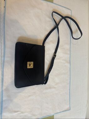 Camomile Milan - Sleek Black Crossbody Bag with Gold Turn-Lock